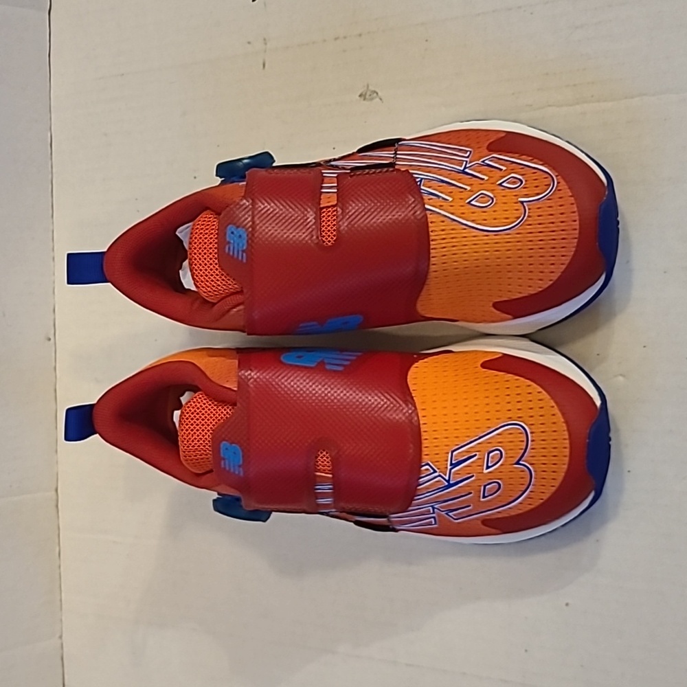 NWOT Big Kids New Balance FuelCore Reveal v3 Size 4